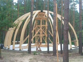 Компания ООО "Современные деревянные" заканчивает строительство первого в Украине купольного дома